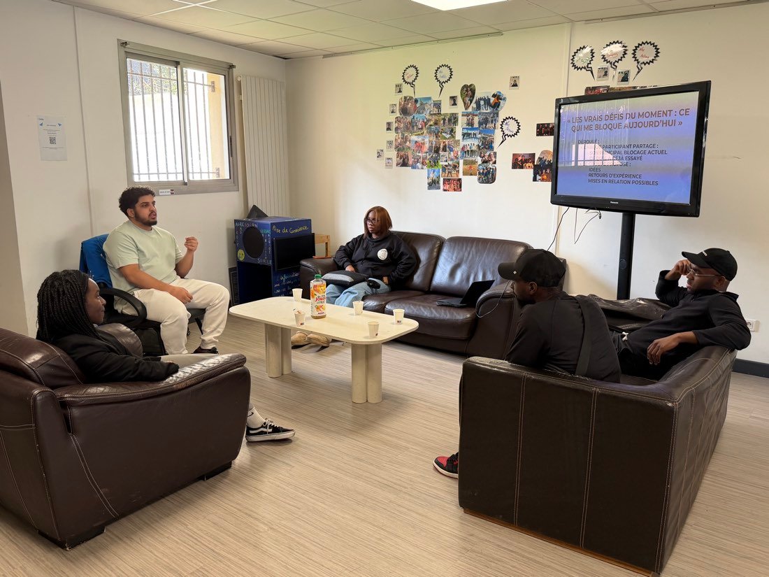 Groupe de jeunes en atelier collaboratif